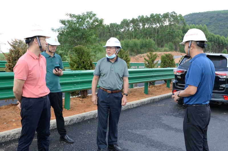 覃炳賢（右二）檢查蒙象來高速沿線交安、綠化工程_副本.jpg